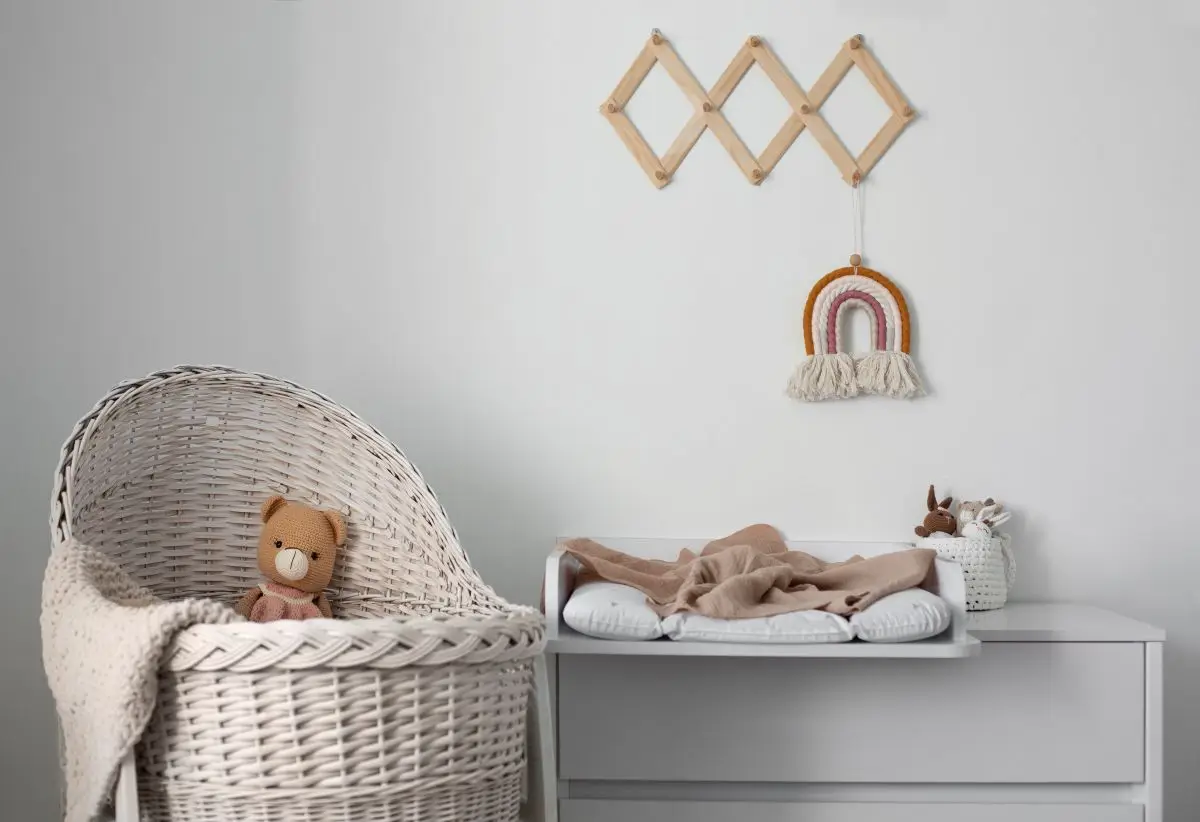 Baby Tafel dan Changing Table: Apakah Benar-benar Perlu di Kamar Bayi?